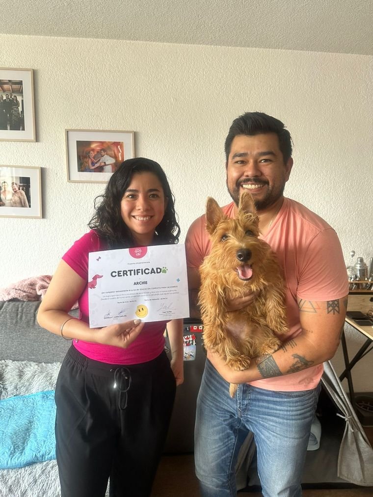 Antes: Daniela y Juan Carlos con su certificado y Archie