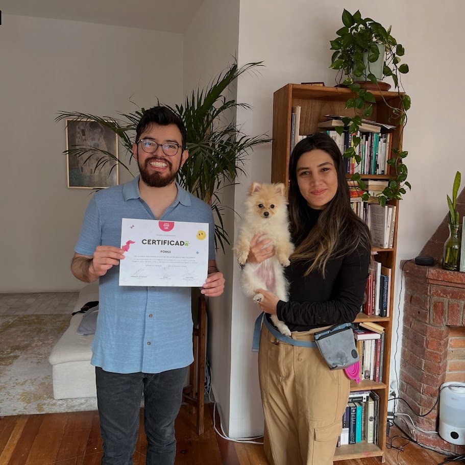 Entrega de certificado a tutora — Educación Canina