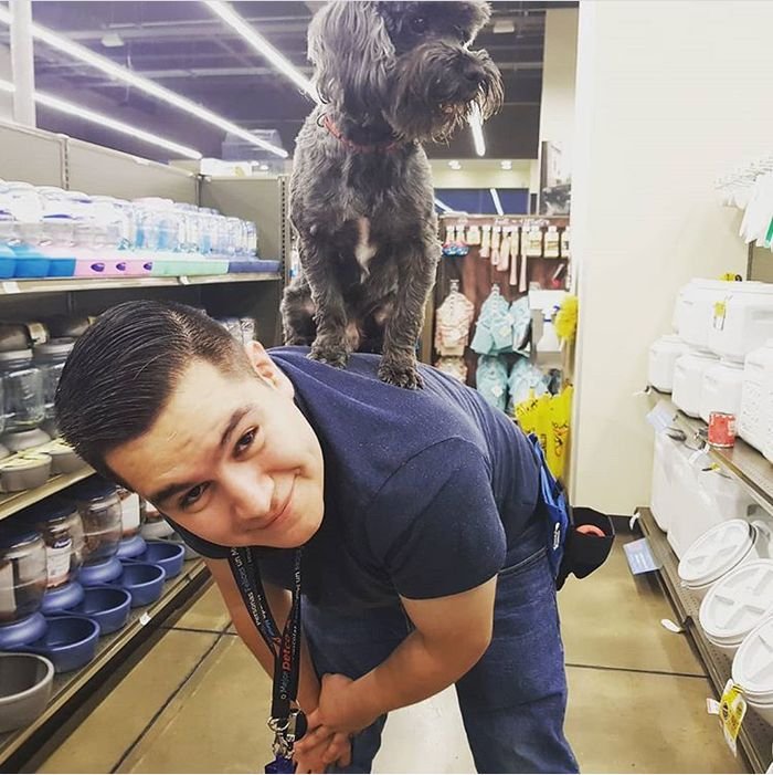 Yael Núñez con perro en tienda de mascotas